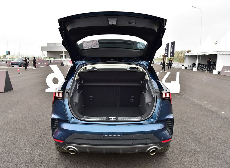 Lynk & Co 06